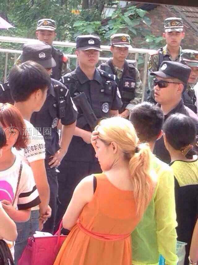 23日湖南怀化某酒吧，上百人对抗武警讨薪