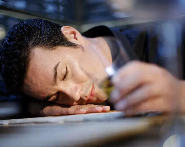工作狂更爱喝酒？